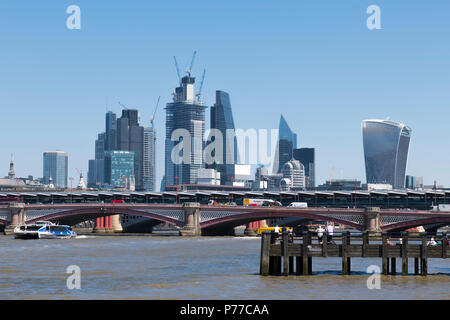 Londres Ville Paysage urbain bâtiments modernes talkie walkie Gherkin Scalpel Tamise Southwark Bridge Cannon Street Station Vintners Hall Banque D'Images