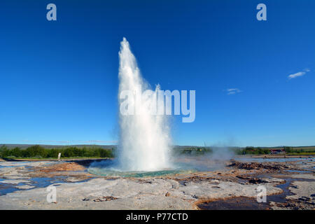 Strokkur Geyser en Islande éruption mi- Banque D'Images