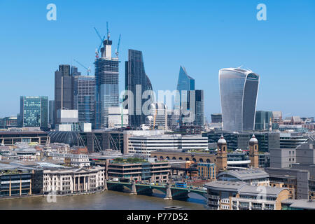 Londres Ville Paysage urbain bâtiments modernes talkie walkie Gherkin Scalpel Tamise Southwark Bridge Cannon Street Station Vintners Hall Banque D'Images