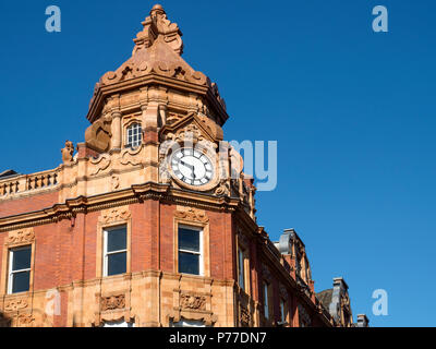 Réveil à l'angle de la rue King Edward et dans le quartier Victoria Briggate Leeds West Yorkshire Angleterre Banque D'Images