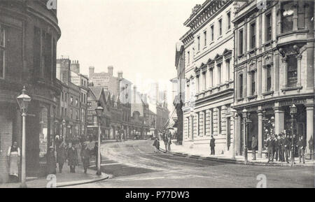 Anglais : King Street, Reading, à l'ouest, c. 1893. Sur la gauche, une partie du n° 25 (Botly et Lewis, bijoutiers) ; l'inscription au n° 9 (Edwin Moore et Fils, tailleurs) ; l'angle de la rue de la cathédrale ; no 134, rue Broad (Hounslow et compagnie, magasin) ; nos 127, 128, 129, 130, 131, et 132, rue Broad (Wellsteed, fils et compagnie, tabliers et ladies' outfitters). Sur la droite, nos 4 et 5, rue King (John et Charles Simonds et compagnie, banquiers) ; nos 1 et 2 (Loveridge et compagnie, forgerons). La lampe à gaz sur la gauche a le nom de rue peint sur la vitre de sa lanterne. 1890-1899 : po Banque D'Images