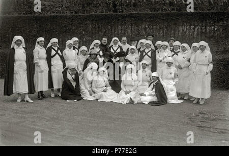 28 El Rey Alfonso XIII junto a un grupo de enfermeras en el palacio de Miramar habilitado hôpital como durante la guerra de África (2 de 2) - Fondo Car-Kutxa Fototeka Banque D'Images