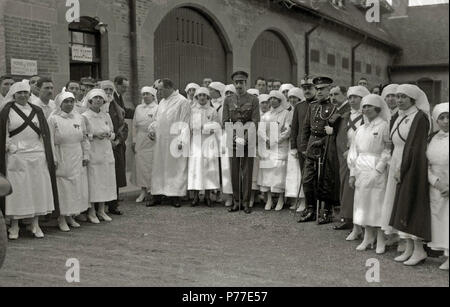 28 El Rey Alfonso XIII junto a un grupo de enfermeras en el palacio de Miramar habilitado hôpital como durante la guerra de África (1 de 2) - Fondo Car-Kutxa Fototeka Banque D'Images
