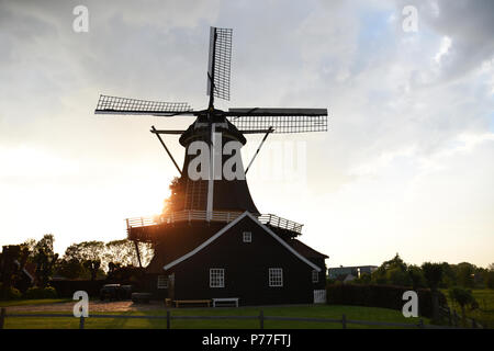 Moulin à vent hollandais par le coucher du soleil près de par Amsterdam, Hollande, Pays-Bas Banque D'Images