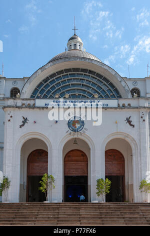 Catedral Basilica Nuestra Senora de los Milagros (Cathédrale Basilique Notre Dame des Miracles), l'église catholique dans Caacupe, Cordillera, Paraguay Banque D'Images