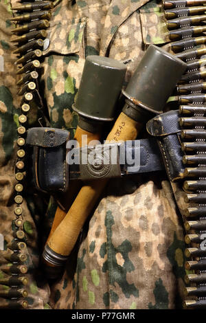 Close up de deux WW2 stielhandgranaten remplié sous des pantalons de courroie SS allemand soldier ceinture de balles de mitrailleuse Banque D'Images