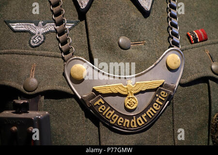 Close-up of WW2 le Feldgendarmerie allemande / police militaire orné sur l'uniforme militaire Banque D'Images