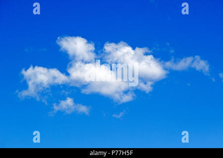 Nuages dans le ciel Banque D'Images