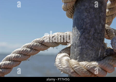 Détail d'une corde sur un bateau à voile, Wustrow, Fischland, Schleswig-Holstein, Allemagne Banque D'Images