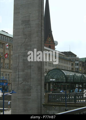 . Une mère de famille en deuil . Anglais : le mémorial de guerre de Hambourg (officiellement le monument pour les morts des deux guerres mondiales) par la mairie avec soulagement d'Ernst Barlach deuil "mère de famille" ; l'hôtel de ville est visible à l'arrière-plan. Deutsch : Das Denkmal für die Gefallenen beider Weltkriege, ist eine Stele mit dem Relief Trauernde Mutter mit Genre. Allégement Das wurde 1931 von Ernst Barlach zur Erinnerung an die Gefallenen des Ersten Weltkriegs geschaffen. Architekt des 1930 bis 1932 geschaffenen guerre Mahnmals Klaus Hoffmann ; Rekonstruktion und Anbringung nach 1945 Entfernung von aufst Banque D'Images