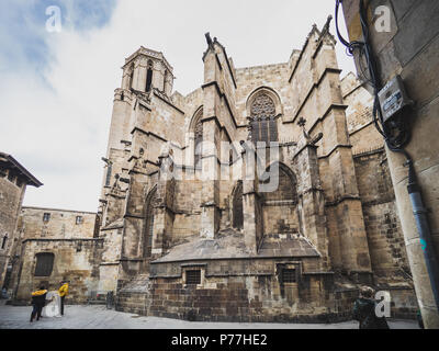 Barcelone, Espagne - le 10 décembre 2017. Voir des touristes marchant sur l'arrière de la cathédrale de Barcelone Banque D'Images