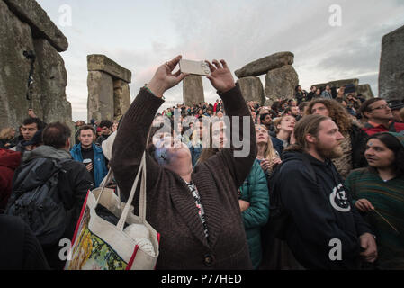 Stonehenge, Avebury, Wiltshire, Royaume-Uni. 21 Juin, 2016. Plusieurs milliers se rassemblent à Stonehenge pour célébrer le solstice d'été au célèbre histori Banque D'Images