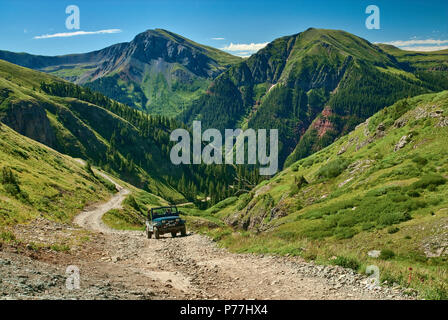Véhicule 4x4 sur la route rocheuse vers Clear Lake avec vue sur les montagnes de San Juan, près de Silverton, Colorado, Etats-Unis Banque D'Images