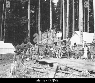 . Anglais : Division de l'équipe et deux femmes et filles au camp avec une mascotte ourson, Raymond, ca. 1918 . Anglais : Légende sur l'image : UN CAMP, Raymond, Washington C. Kinsey Photo, Seattle. No 79x PH Coll 516,4574 Raymond est une ville sur l'estuaire de la rivière Willapa un mile à l'Est et au sud de South Bend dans le centre-nord du comté du Pacifique. Au début, il a été développé sur le bois d'oeuvre et de fabrication de bardeaux. Leslie C. chormé Raymond la ville et a été le premier maître lorsque le bureau de poste a été créé le 23 février 1904. Sujets (LCTGM) : Les soldats--Washington (État)--Raymond ; camps de bûcherons--Lave Banque D'Images