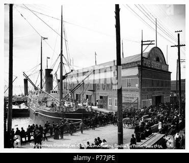 . Anglais : Steamship TACOMA partant pour Nome, Pike Street Wharf, Seattle, 1904 . Anglais : Légende sur l'image : le nord-ouest de Steamship Co's 'S.S. Tacoma' quitter Seattle pour Nome, 1er juin 04. Nowell 1014 sujets (LCTGM) : les navires--Washington (État)--Seattle ; Piers & quais--Washington (État)--Seattle Sujets (LCSH) : Tacoma (navire) ; Pike Street Wharf (Seattle, Washington) Cette jetée shed, Pier 8 / Pike Street Wharf / Pike Street Pier, construit en 1896, a été remplacé en 1905 par l'actuelle structure connue depuis les années 1940, Pier 59, qui abrite maintenant l'Aquarium de Seattle. (HistoryLink donne un peu différente se Banque D'Images
