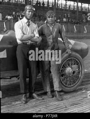 Anglais : c'est le roi de la vitesse Jimmy Murphy (à gauche) avec son mécanicien, Ernie Olson, sur la voie d'administration de la Tacoma Speedway vers l'été 1920. Il était entré dans la 9e course annuelle en tant que nouvel arrivant au Pacifique Nord-Ouest, il avait déjà commencé à s'établir lui-même comme une étoile montante dans le monde de la course automobile. Lui et son mécanicien sont debout devant sa Duesenberg, l'une des quatre entrées dans la course le 5 juillet. Le Tacoma 1920 course a été rempli de bien-chevronné pilotes connus y compris 1920 vainqueur de l'Indy 500, Gaston Chevrolet se propose de Eddie Hearne, Roscoe Sarles, Eddie O'Donnell, DePa Ralph Banque D'Images