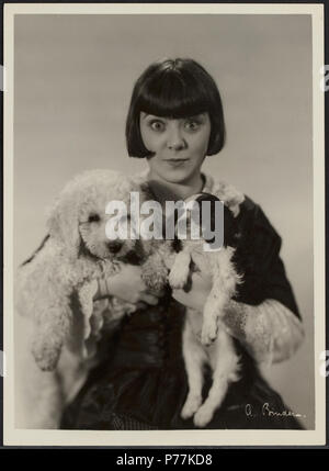 Anglais : Truus van Steenwijk (actrice du film néerlandais, 1910-1999) avec deux chiens. 24 x 17 cm. 1920 60 Truus van Steenwijk - Alexander Binder - EYE FOT168511 Banque D'Images