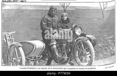 Español : Pacomio y su esposa Araceli Sanchez Imaz en motoclicleta ocupaban la que al ocurrir el accidente. 2 mai 1917 1 1917-Pacomio-y-Araceli-Sanchez-Imaz-en-motoclicleta Banque D'Images