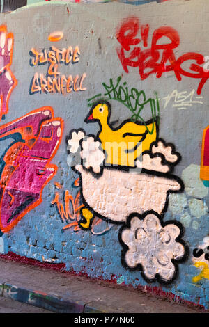 London Waterloo Leake Street graffiti yellow duck dans la baignoire mousseuse mousse 4 Justice RIP KBAG Grenfell Banque D'Images