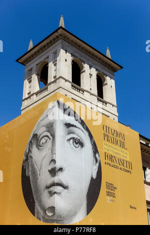 Pratique de Billboard, citations Fornasetti juxtaposition ironique exposition au Musée National Romain Palais Altemps. Rome, Italie, Europe. Copier l'espace. Banque D'Images