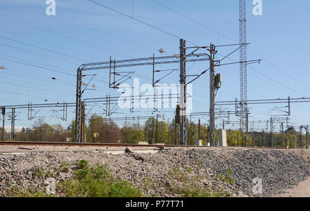 De nombreuses lignes aériennes au-dessus de la voie ferrée à Helsinki, en Finlande. Banque D'Images