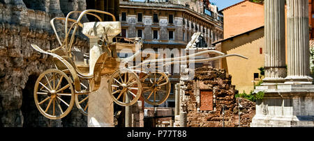 Golden Carriage, l'insulation "la coah" devant le Teatro Marcello et les colonnes du Temple d'Apollon Sosiano, Théâtre Marcellus. Rome, Italie Banque D'Images