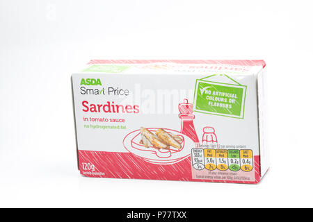 Le coffret peut de l'Asda à prix futé de sardines dans la sauce tomate sur un fond blanc. UK GO