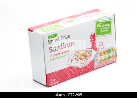 Le coffret peut de l'Asda à prix futé de sardines dans la sauce tomate sur un fond blanc. UK GO Banque D'Images