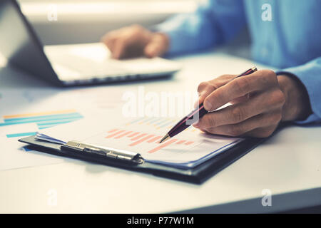 Portrait à la plume sur le rapport administratif annuel graphique Banque D'Images