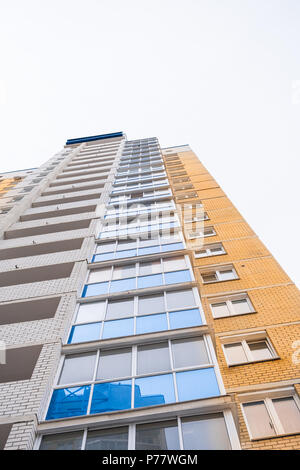 Vue de bas en haut de plusieurs étages à façade bâtiment résidentiel moderne de couleur jaune. Banque D'Images