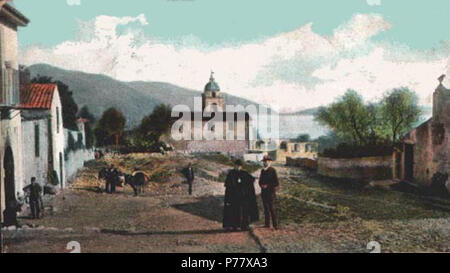 Italiano : Giovanni Crupi : Taormina - Via San Pancrazio, vers 1900. Dans il primo piano fotografo Wilhelm Von Gloeden assieme al parroco di Castelmola, don Francesco Intelisano. Fotografia tinta a mano, da un originale di Giovanni Crupi (vedi sotto). Anglais : Giovanni Crupi : Taormina - Via San Pancrazio, autour de 1900. Sur l'avant-garde, photographe Wilhelm Von Gloeden avec le prêtre de Castelmola, don Francesco Intelisano. Teinté à la main photo à partir d'un original tourné par Giovanni Crupi. 1890 58 Taormina - Strada San Pancrazio - 1900 ca. - Con Von Gloeden dans primo piano Banque D'Images