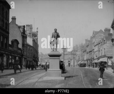 Anglais : Broad Street, Reading, à l'ouest, c. 1890. La statue de George Palmer se trouve au premier plan, et derrière elle, par une grande lampe à gaz, un taxi attend. Sur le côté sud peut être vu nos 127 et 126 (Wellsteed, fils et compagnie, les tabliers), et n° 125 (la tête de sanglier, Inn), et sur le côté nord Nos 24 et 25 de la capitale et des comtés (Banque mondiale) ; No 13 (Victoria Cafe), et nos 9 et 10 (John Rose et son fils, les prêteurs sur gages). 1890-1899 ; verre négatif par H. W., railler fort 19 10 non numérotée [en fait soit 8132 ou 8133]. 1890 59 La statue de George Palmer, Broad Street, Reading, ch. 1890 Banque D'Images