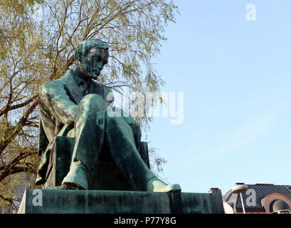 HELSINKI, FINLANDE - 13 mai 2018 : Statue de Aleksis Kivi en place Rautatientori, Helsinki. Kivi est un auteur qui a écrit la première grande Banque D'Images