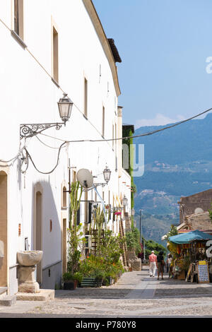 Italie Sicile Monreale pavées de la vieille ville rue côté rue alley touristes vue pittoresque des collines montagnes bâtiments maisons maison terrasse cactus Banque D'Images