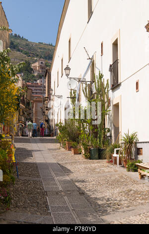 Italie Sicile Monreale pavées de la vieille ville rue côté rue alley touristes vue pittoresque des collines montagnes bâtiments maisons maison terrasse cactus Banque D'Images