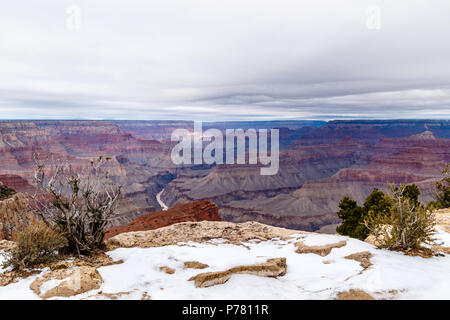 Neige sur le South Rim du Grand Canyon, à l'ouest. Le fleuve Colorado est bien en dessous de la récente tempête boueuses. Banque D'Images