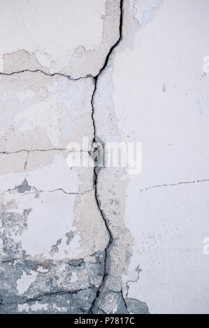 Grungy wall avec grande fissure plancher de béton de ciment,texture grande fissure pour l'arrière plan. Banque D'Images