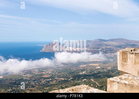 Italie Sicile Erice médiévale sur Monte San Giuliana cult Erycina 12e siècle château normand de Vénus Castello di Venere voir Balio panorama vista Banque D'Images