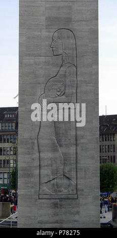 . Une mère de famille en deuil . Anglais : le mémorial de guerre de Hambourg (officiellement le monument pour les morts des deux guerres mondiales) par la mairie avec soulagement d'Ernst Barlach deuil "mère de famille" ; l'hôtel de ville est visible à l'arrière-plan. Deutsch : Das Denkmal für die Gefallenen beider Weltkriege, ist eine Stele mit dem Relief Trauernde Mutter mit Genre. Allégement Das wurde 1931 von Ernst Barlach zur Erinnerung an die Gefallenen des Ersten Weltkriegs geschaffen. Architekt des 1930 bis 1932 geschaffenen guerre Mahnmals Klaus Hoffmann ; Rekonstruktion und Anbringung nach 1945 Entfernung von aufst Banque D'Images