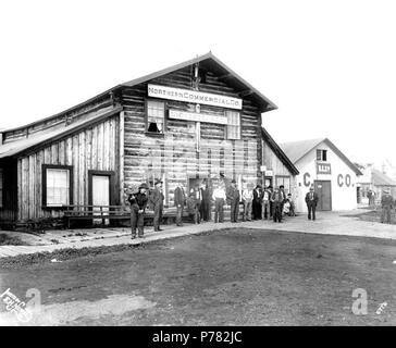 . Anglais : les gens en face de vous connecter avec des panneaux pour le Nord de Co. et McQuesten & Co., Cercle, ca. 1905 . Anglais : Légende sur l'image : Photo par F.H. Nowell, 6779 au verso de l'image : Northern Commercial Co. Bldg., Circle City, Alaska Cercle est situé sur la rive gauche du fleuve Yukon, à 130 milles au nord-est de Fairbanks. C'était une ville de l'approvisionnement minier établi en 1887 quand L.N. McQuesten situé à un poste de traite à cet endroit. Il a été ainsi nommée parce que le village a été pensé pour être sur le cercle arctique. La population était de 41 en 1967. (Page 18) 219) Note de Donald Orth, Dictionnaire de l'Alaska Place Banque D'Images