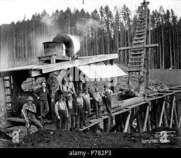 . Anglais : Pile Driver, Coucher de Timber Company, Washington, ca. 1920 . Anglais : Légende sur l'image : Sunset Timber # 6 PH Coll 516,4378 Sujets (LCSH) : xyz . vers 1920 10 Pile Driver, Coucher de Timber Company, New York, 1920 (KINSEY 2584) Banque D'Images