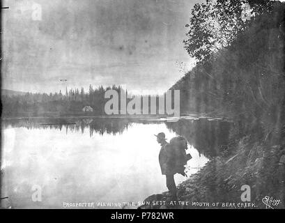 . Anglais : prospecteur affichage de la coucher du soleil à l'embouchure du ruisseau Bear, Territoire du Yukon, ca. 1898. Anglais : Bear Creek entre dans se jette dans la rivière Klondike 6 miles à l'est de Dawson . Légende le droit : 'Prospecter l'affichage de la sett sun à l'embouchure du ruisseau Bear.' l'or du Klondike. Sujets (LCTGM) : rivières--Yukon ; levers et couchers de soleil--Yukon Sujets (LCSH) : Bear Creek (Yukon) . vers 1898 11 visualisation prospecteur le coucher du soleil à l'embouchure du ruisseau Bear, Territoire du Yukon, ca 1898 (HEGG 483) Banque D'Images