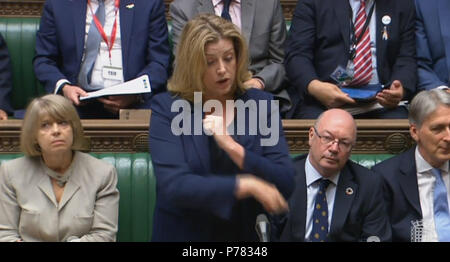 Secrétaire au développement international, Penny Mordaunt, à la Chambre des communes de Londres, devenant ainsi le premier ministre d'utiliser la langue des signes au Parlement. Banque D'Images