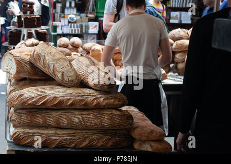 Pain vendu dans un marché local Banque D'Images