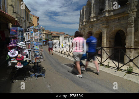 Arles, France - 16 juin 2018 : les touristes passent des boutiques de souvenirs à côté des arènes d'Arles, l'Amphithéâtre Romain Banque D'Images