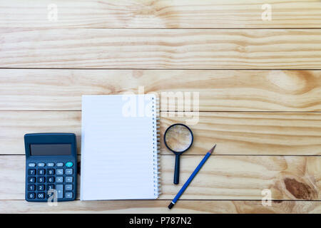 Ordinateur portable blanc vide, manuel avec la calculatrice et crayon sur table avec copie Espace pour insérer du texte. Banque D'Images