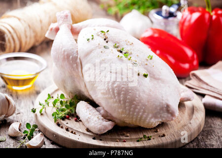 Le poulet cru avec les ingrédients et épices Banque D'Images