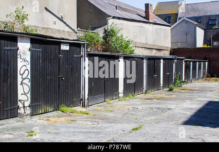 Une rangée de garages location de lock up typique avec des toits plats en acier ondulé en mauvais état dans le comté de Down Bangor Northern Ireland Banque D'Images