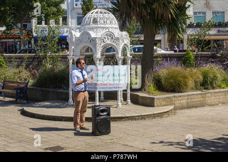 2 juillet 2018 un prédicateur de rue proclamant la Bonne Nouvelle du salut par la seule foi en Jésus Christ dans le jardins engloutis Bangor Northern Ireland Banque D'Images