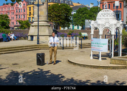 2 juillet 2018 un prédicateur de rue proclamant la Bonne Nouvelle du salut par la seule foi en Jésus Christ dans le jardins engloutis Bangor Northern Ireland Banque D'Images